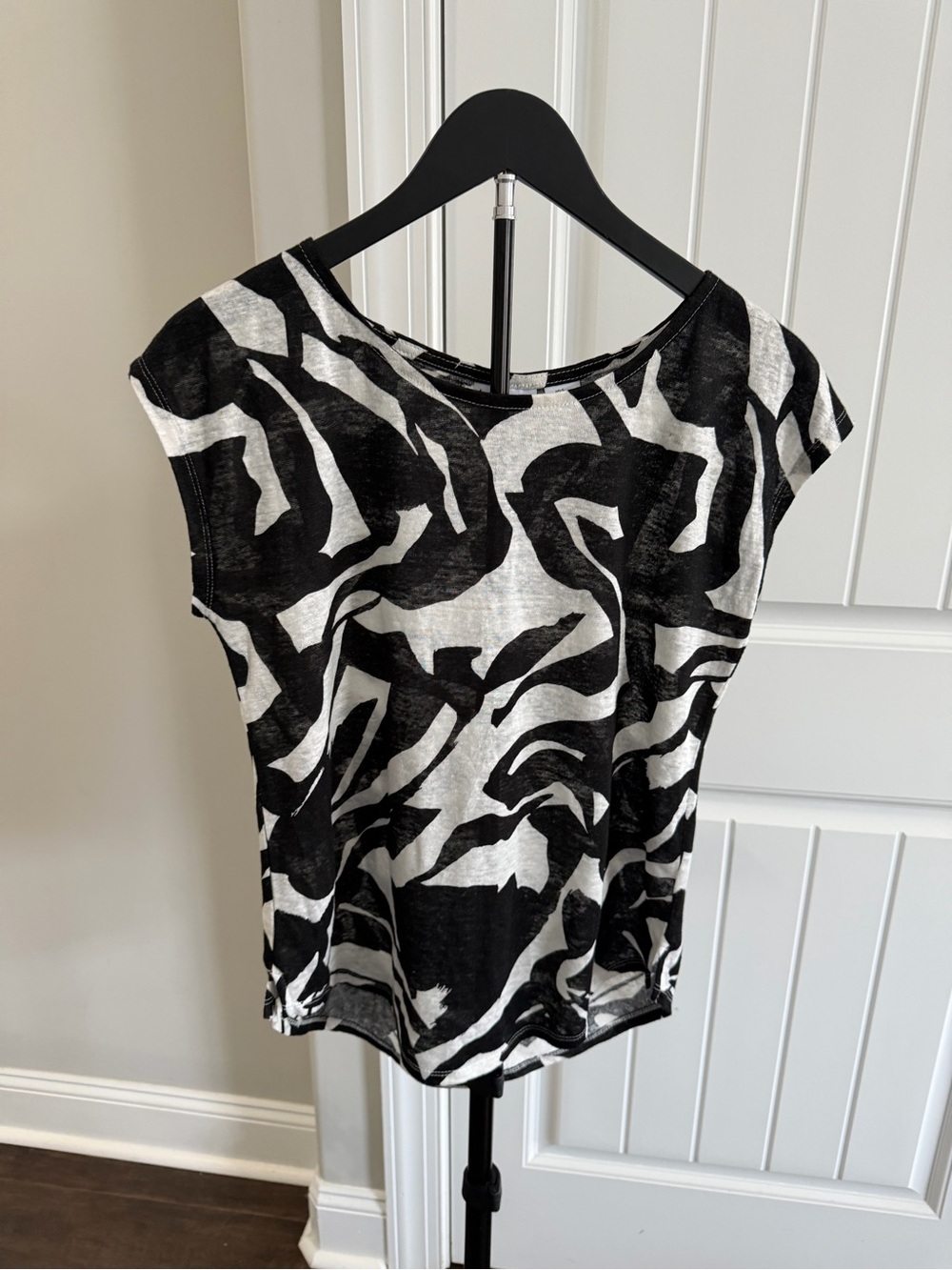 Nicole Miller Black and White Abstract Short Sleeve Top